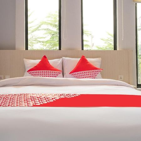 Super Oyo 3150 Theodore Homestay Медан Экстерьер фото