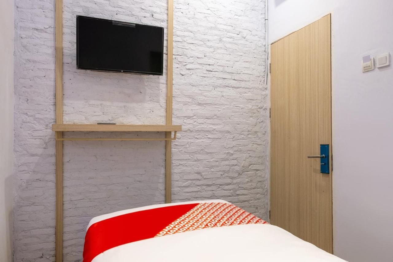 Super Oyo 3150 Theodore Homestay Медан Экстерьер фото