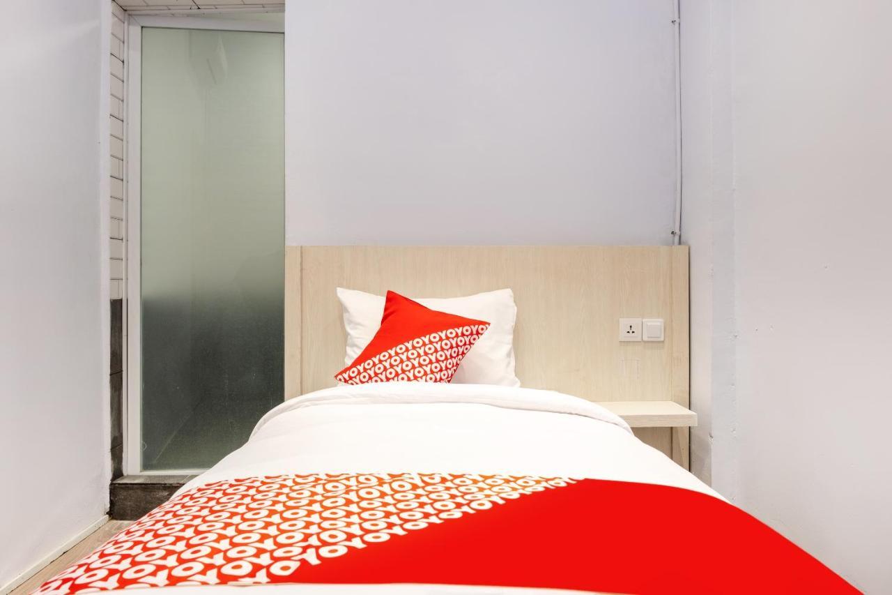Super Oyo 3150 Theodore Homestay Медан Экстерьер фото