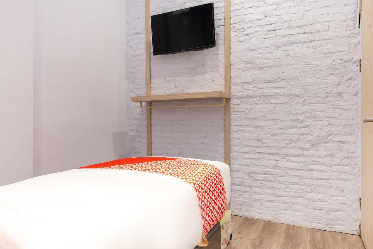 Super Oyo 3150 Theodore Homestay Медан Экстерьер фото