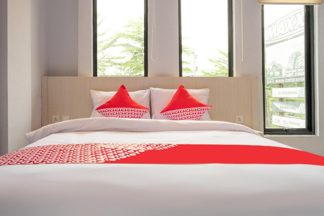 Super Oyo 3150 Theodore Homestay Медан Экстерьер фото