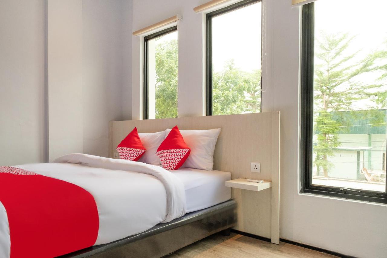 Super Oyo 3150 Theodore Homestay Медан Экстерьер фото