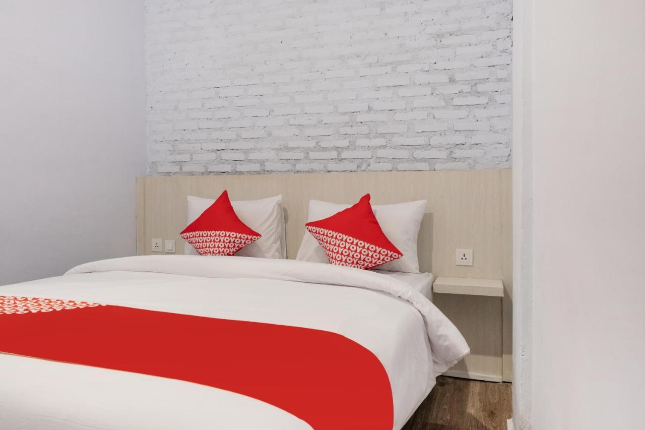 Super Oyo 3150 Theodore Homestay Медан Экстерьер фото