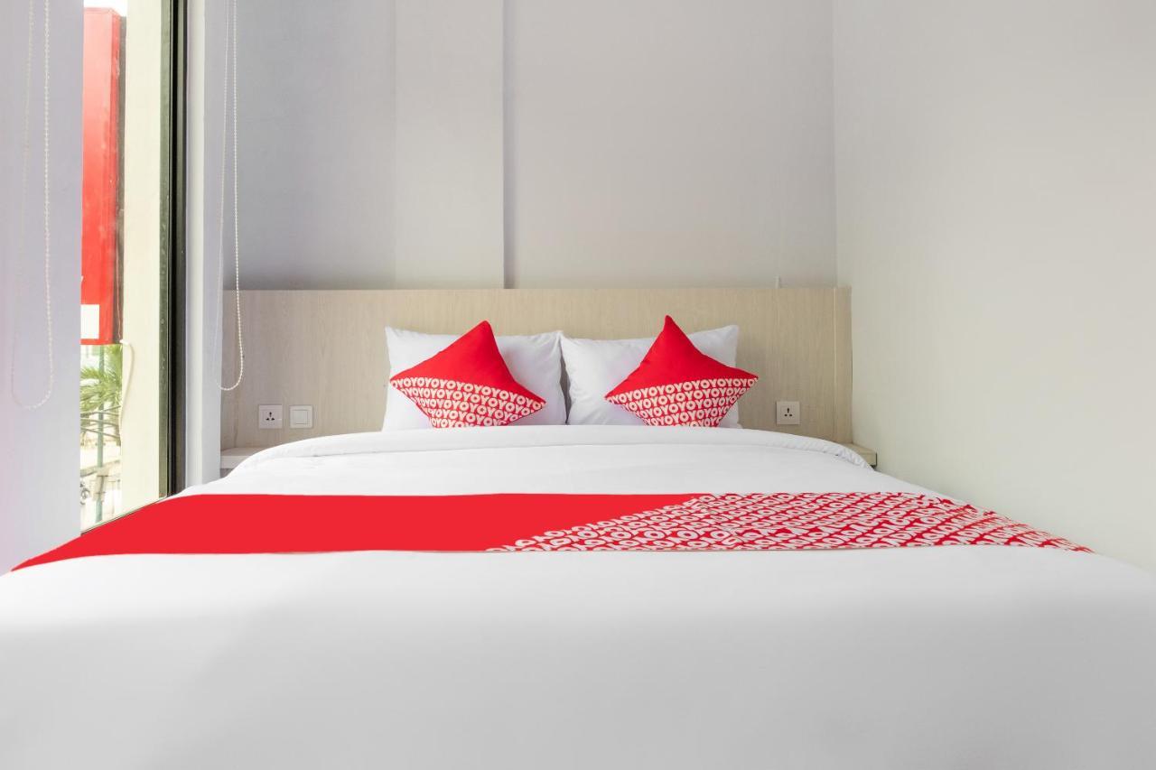 Super Oyo 3150 Theodore Homestay Медан Экстерьер фото